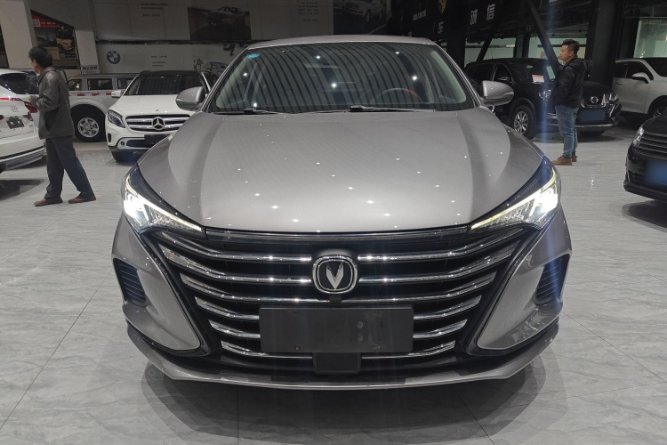 长安 逸动 2020款 PLUS 1.6L GDI 自动豪华型车身外观2