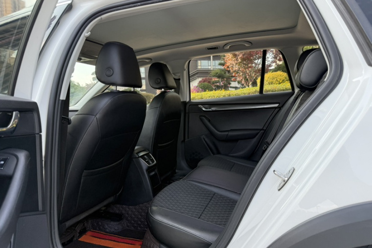 斯柯达 明锐 2019款 旅行车 TSI280 DSG豪华版 国VI中控内饰7003