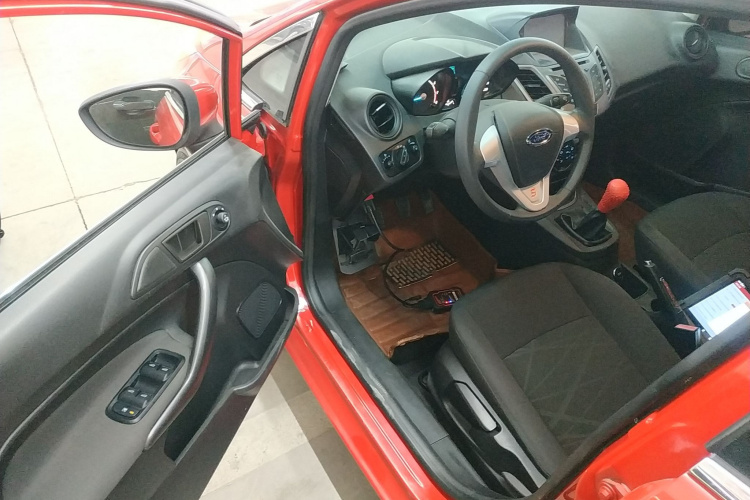 福特 嘉年华 2013款 三厢 1.5L 手动风尚型中控内饰20