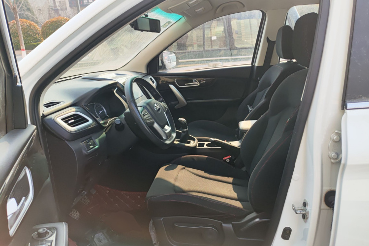 SWM斯威汽车 SWM斯威X7 2020款 2.0L 手动冠军版 7座中控内饰19