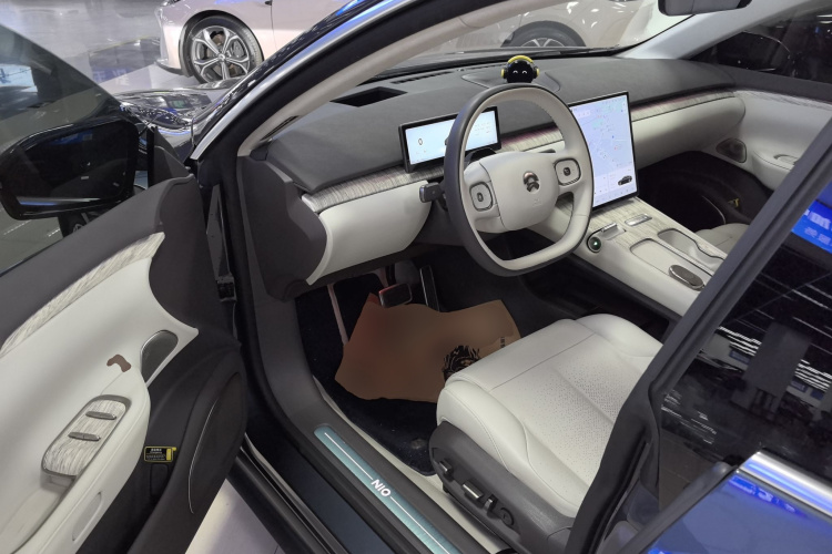 蔚来ET7 2023款 75kWh中控内饰7003