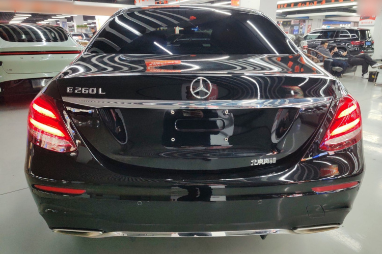 奔驰E级 2019款 E 260 L 运动型车身外观6
