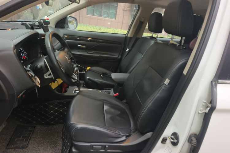 三菱 欧蓝德 2016款 2.4L 四驱豪华版 7座中控内饰19