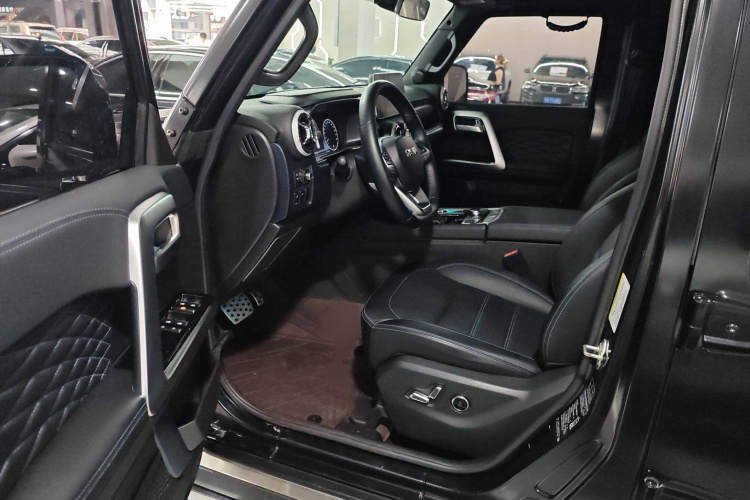 北京BJ40 2023款 2.0D 自动四驱刀锋英雄版侠客型中控内饰7002