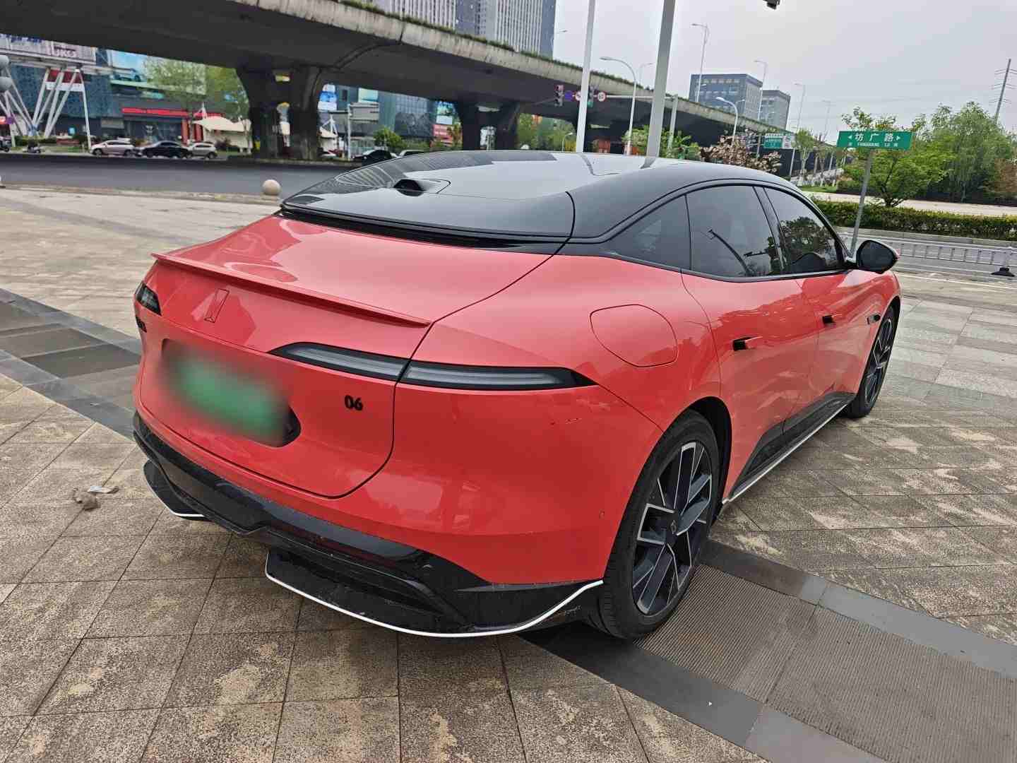 车辆右后45度外观展示