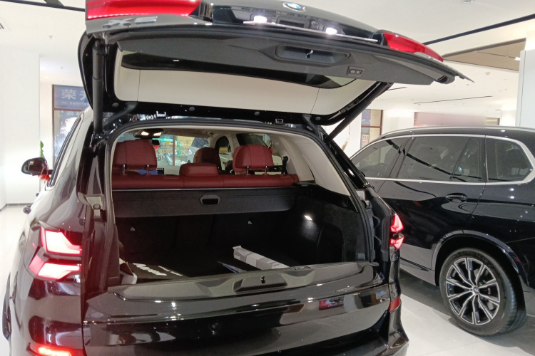 宝马X5 2023款 xDrive 30Li 尊享型M运动曜夜套装机舱底盘23