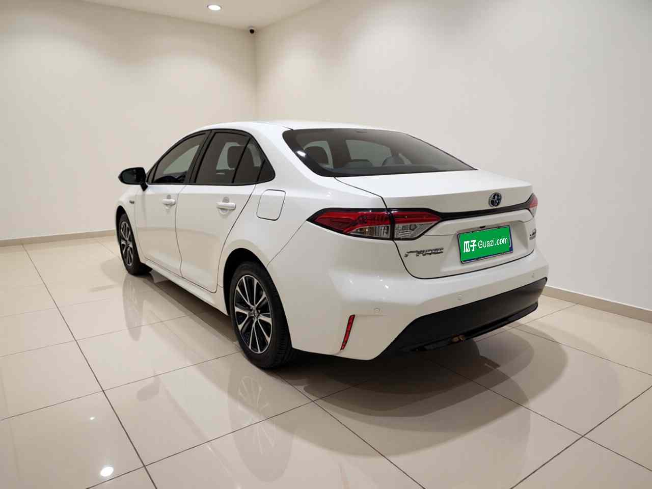 丰田 雷凌 2023款 智能电混双擎 1.8L 豪华版(3)
