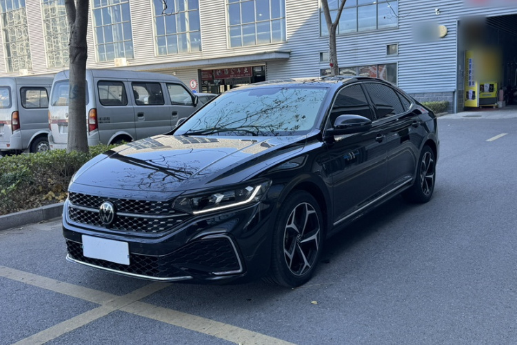 大众 帕萨特 2025款 出众款 330TSI 星空精英版车身外观6006