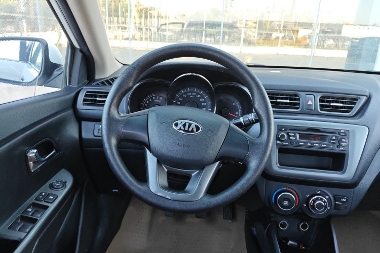 起亚K2 2012款 三厢 1.4L MT GLS纪念版中控内饰13