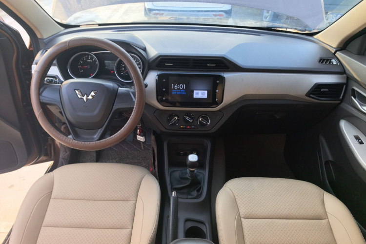 五菱汽车 五菱宏光 2019款 1.5L S舒适型国VI LAR中控内饰12