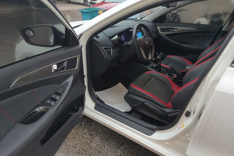 长安 逸动 2016款 XT 1.6L 手动俊酷型中控内饰20