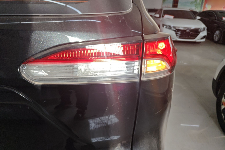 丰田 锋兰达 2023款 2.0L CVT精英版车身外观9