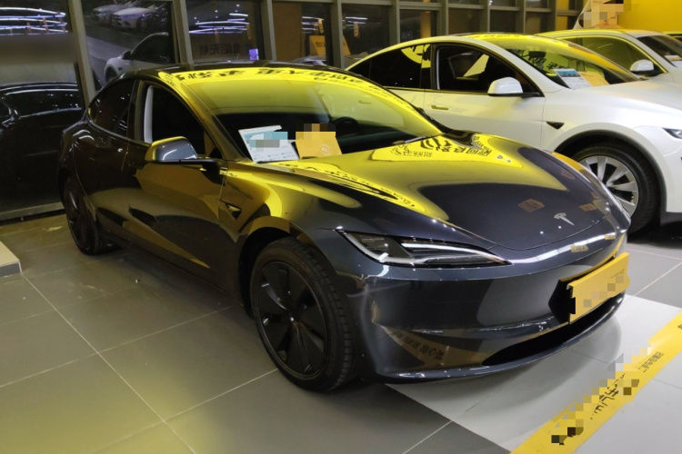 特斯拉 Model 3 2025款 后轮驱动版车身外观3