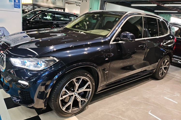宝马X5(进口) 2021款 改款 xDrive40i 尊享型 M运动套装车身外观4