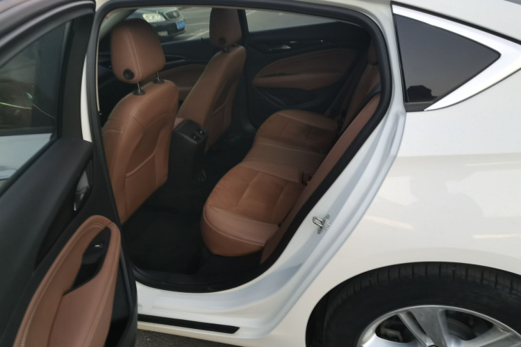 别克 君威 2019款 20T 精英型 国V中控内饰21