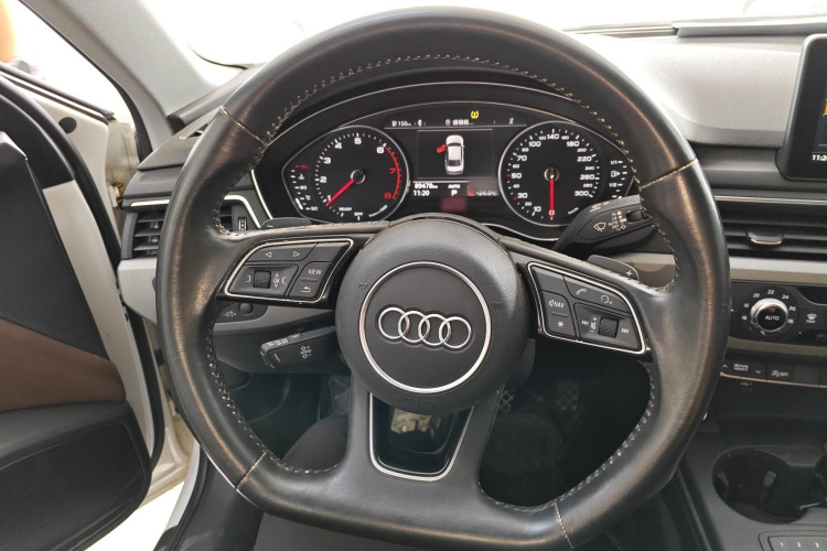 奥迪A4L 2018款 30周年年型 40 TFSI 进取型中控内饰13