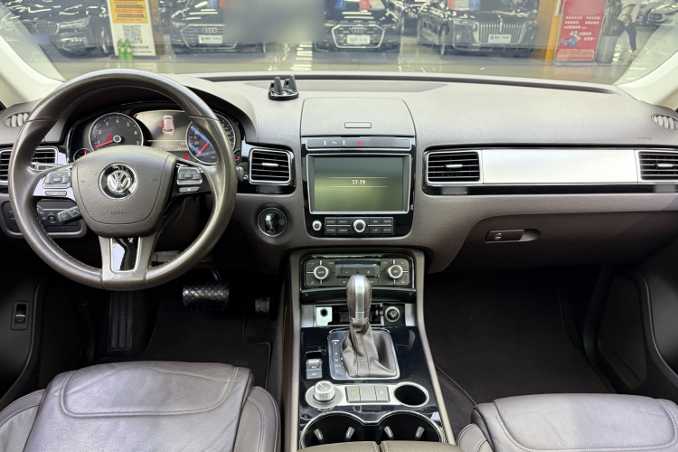 大众 途锐 2015款 3.0TSI 标配型中控内饰7001