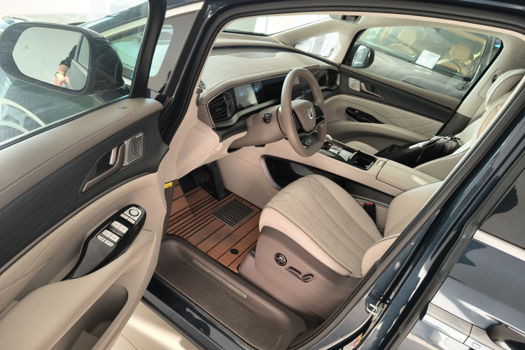 腾势D9 2022款 DM-i 970 四驱旗舰型中控内饰20