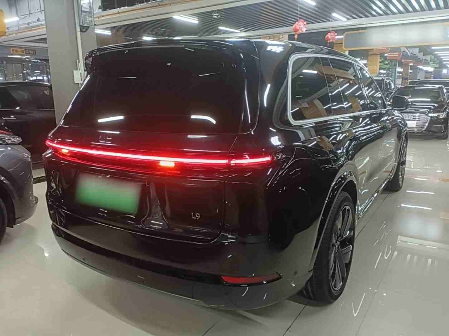 车辆右后45度外观展示
