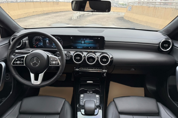 奔驰A级 2021款 A 180 L 运动轿车中控内饰7006
