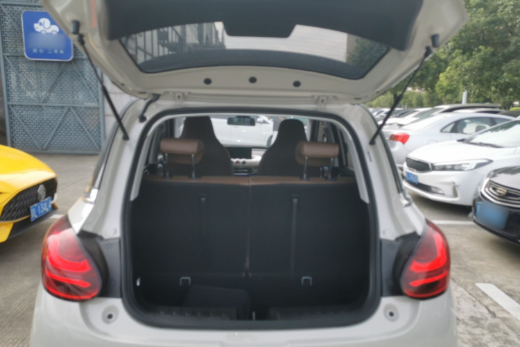 五菱汽车 五菱缤果 2023款 333km 灵犀互联+款机舱底盘23