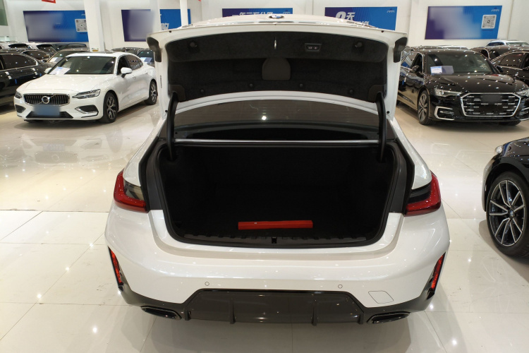 宝马3系 2025款 330Li M运动曜夜套装机舱底盘23