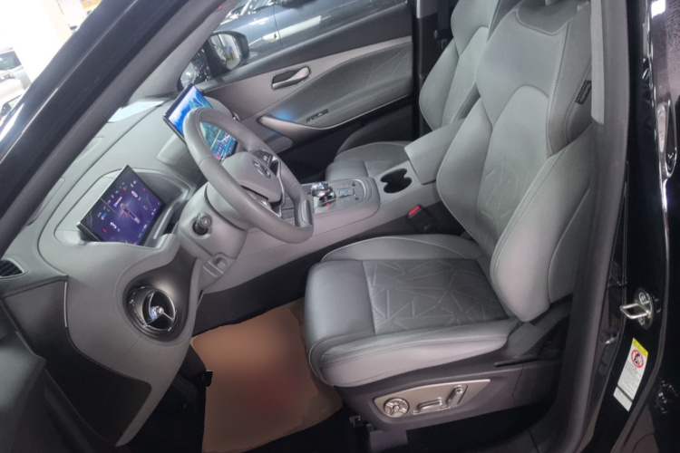 腾势N8 2023款 四驱超混旗舰七座版局部细节19