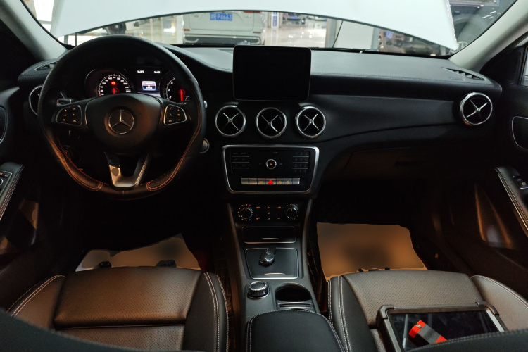 奔驰GLA 2018款 GLA 200 时尚型中控内饰12