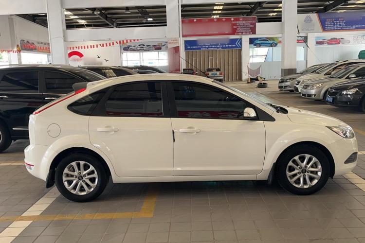 福特 福克斯 2013款 两厢经典 1.8L 自动基本型车身外观6002