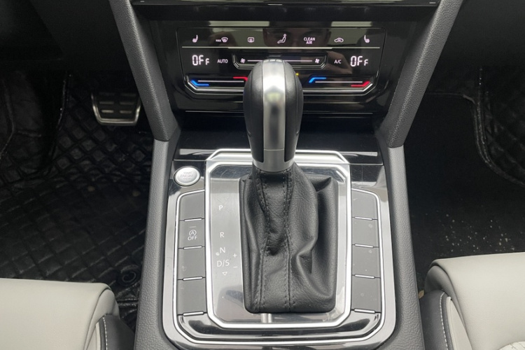 大众 迈腾 2023款 200万辆纪念版 330TSI DSG领先型中控内饰7008