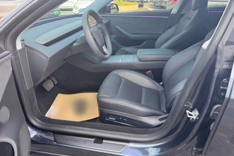 特斯拉 Model 3 2023款 长续航全轮驱动版中控内饰7001