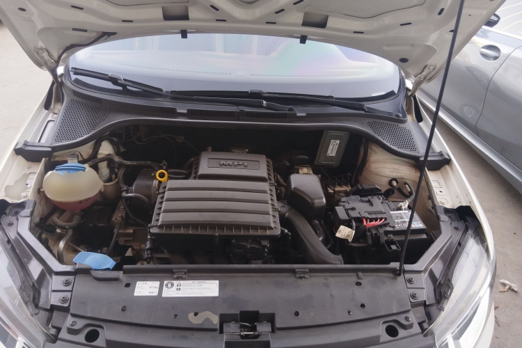 大众 桑塔纳 2016款 1.6L 自动风尚版机舱底盘24