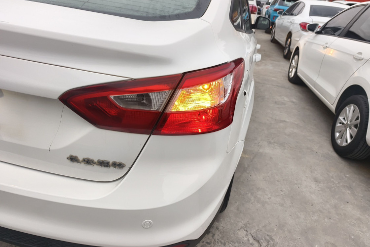 福特 福克斯 2012款 三厢 1.6L 自动风尚型车身外观9