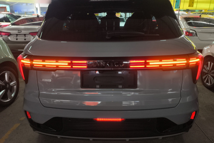 领克01 2023款 1.5TD EM-F 晨曦车身外观6