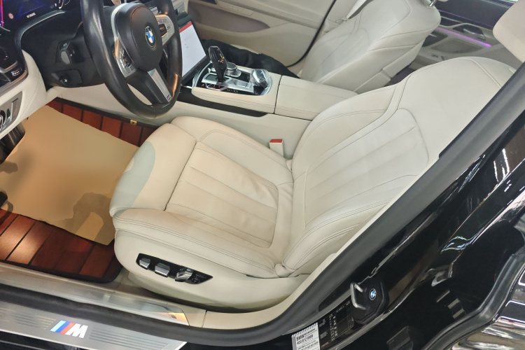 宝马7系 2018款 730Li 领先型 M运动套装局部细节19