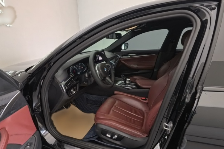 宝马5系 2019款 改款 530Li 领先型 M运动套装中控内饰7002