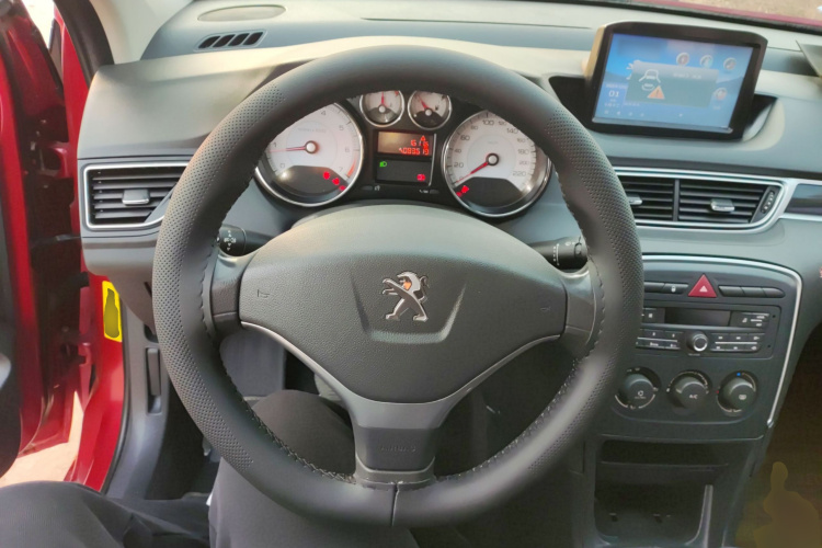 标致308 2014款 乐享版 经典 1.6L 手动优尚型中控内饰13