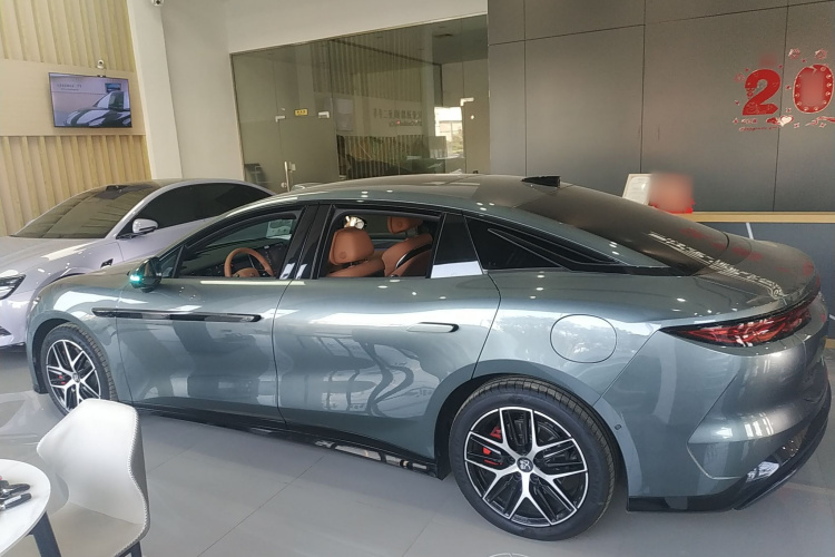 比亚迪 汉L 2025款 DM-p 四驱激光雷达旗舰型车身外观4