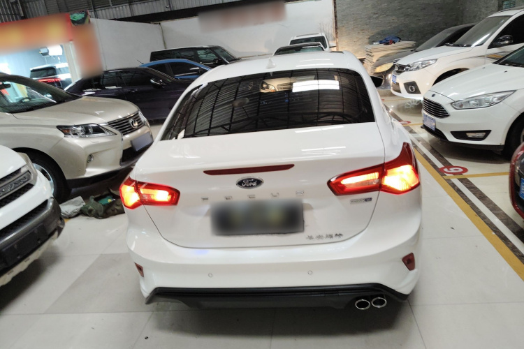 福特 福克斯 2020款 三厢 EcoBoost 180 自动锋潮型车身外观6