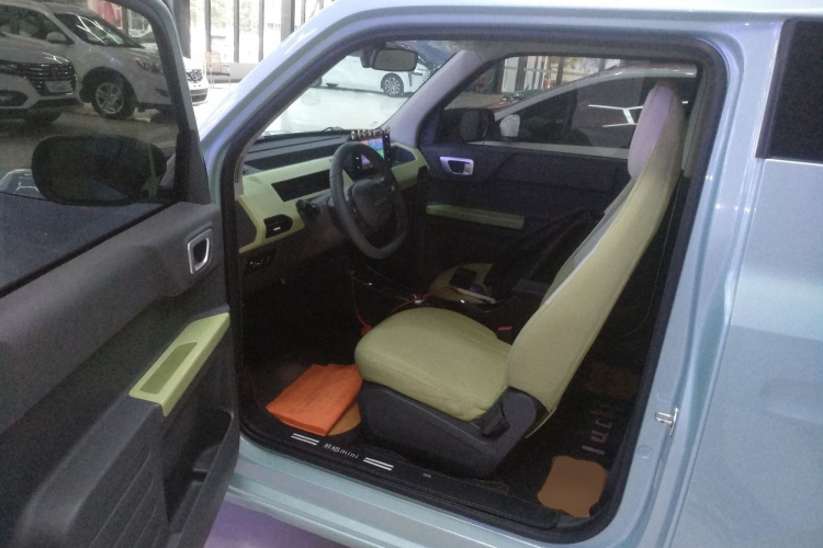 吉利银河 2024款 熊猫mini 200km 耐力熊中控内饰7003