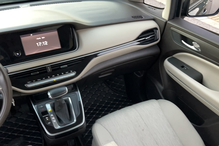 广汽传祺 传祺M6 2019款 270T DCT精英版（七座）国VI中控内饰7010