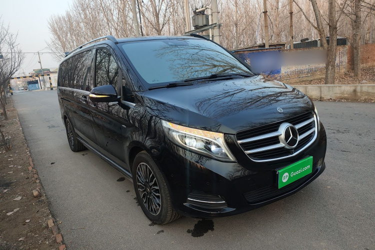 奔驰V级 2017款 V 260 L 尊贵加长版车身外观3