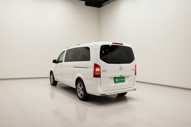 奔驰 威霆 2016款 2.0T 精英版车身外观5