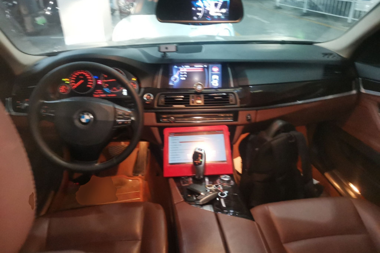 宝马5系 2014款 525Li 领先型中控内饰12