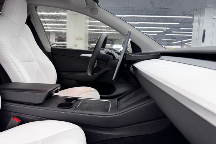 特斯拉 Model Y 2022款 长续航全轮驱动版中控内饰7002