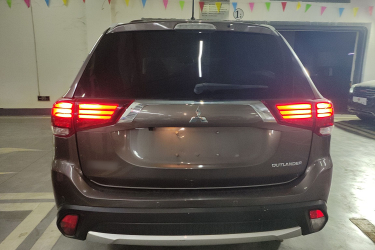 三菱 欧蓝德 2016款 2.4L 四驱精英版 5座车身外观6