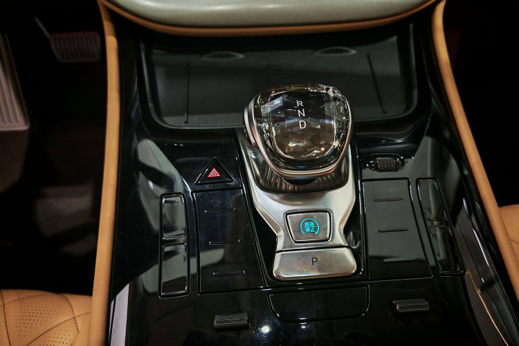 腾势D9 2024款 DM-i 980 四驱尊荣型局部细节18