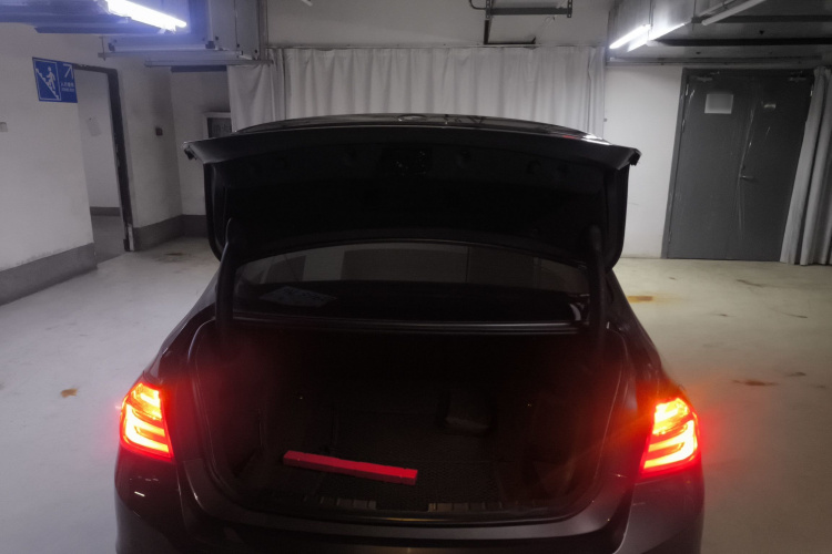 宝马3系 2013款 320i 时尚型机舱底盘23