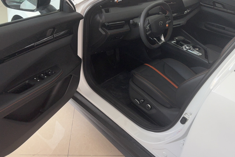 长安UNI-V 2024款 1.5T 尊贵型中控内饰7002