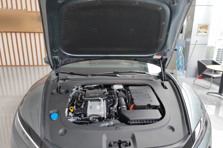 比亚迪 汉L 2025款 DM-p 四驱激光雷达旗舰型机舱底盘24